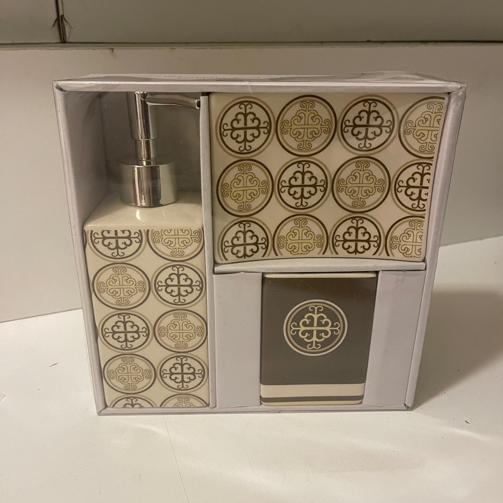 3 Piece
Ceramic Set
lotion pump, tumbler and soap dish